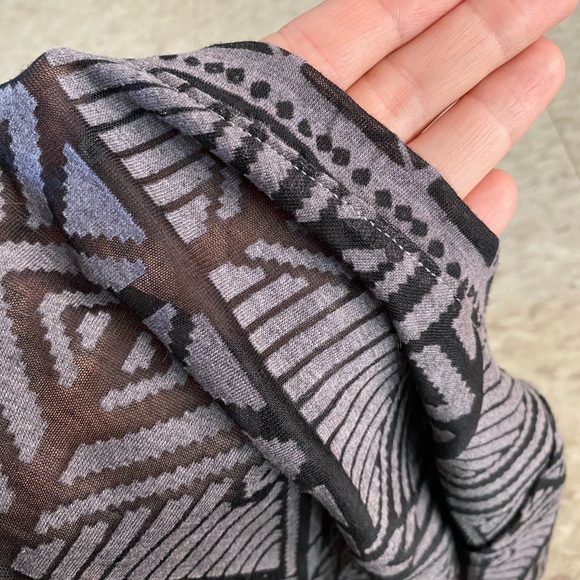 ARITZIA TALULA Gray Black Vneck T-Shirt Top Large - Picture 6 of 6